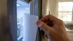 Insert a sheet of paper into the door: your refrigerator will last longer and food will spoil less